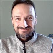 insegnante privato plurilingua impartisce lezioni a studenti di medie e superiori, e a chi voglia imparare una seconda lingua